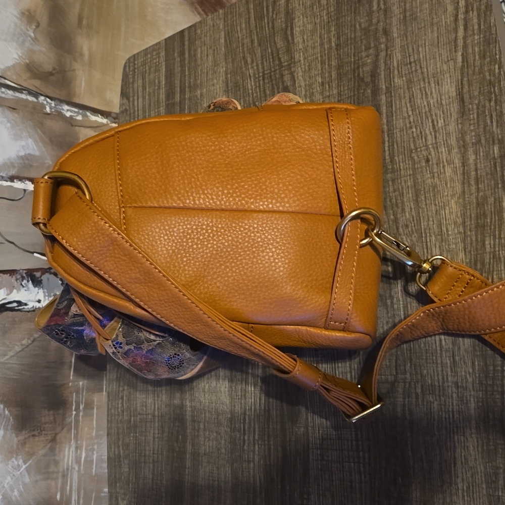 Elegant Hobo Tan Leather Backpack - Picture 2 of 4